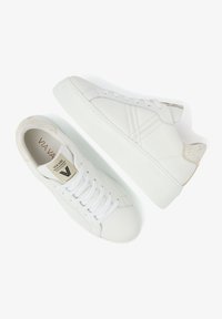 Weisse Leder Sneakers mit glatter Oberfläche, ausgestattet mit weissen Schnürsenkeln, strukturierten goldenen Akzenten und dezenten Nähdetails an den Seiten.