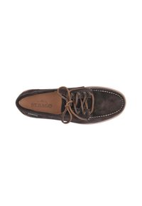 Scarpa da barca in suede marrone scuro con lacci in pelle, cuciture a contrasto e soletta imbottita. Presenta una soletta interna con marchio e punta inclinata.