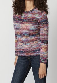 Pull à manches longues multicolore avec un motif de tricot texturé. Comprend des nuances de violet, bleu et jaune. Tissu doux et design ajusté.