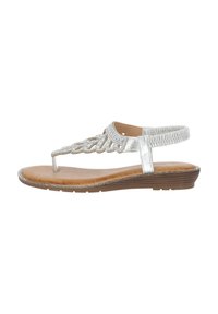 Sølv sandaler med et strømlinet design, dekoreret med rhinsten, en tåpost og en tekstureret ankelrem. Flad sål med en let hæl.