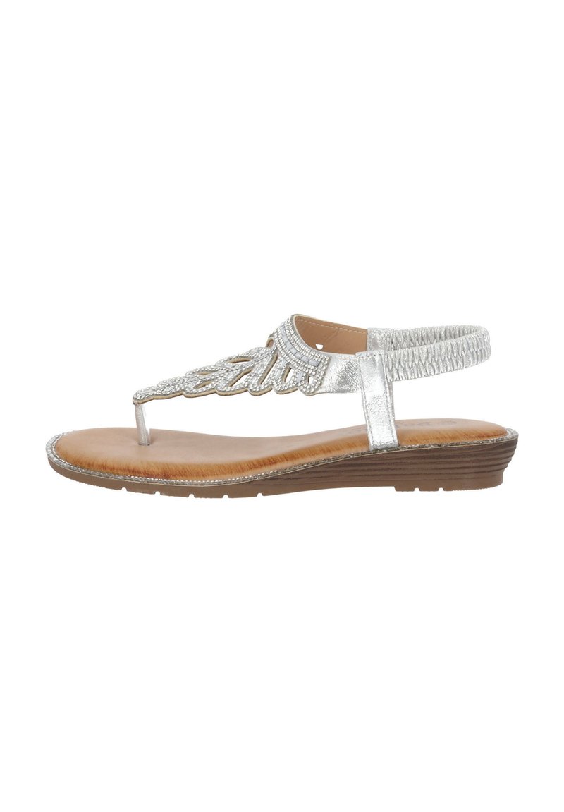 Sølv sandaler med et strømlinet design, dekoreret med rhinsten, en tåpost og en tekstureret ankelrem. Flad sål med en let hæl.