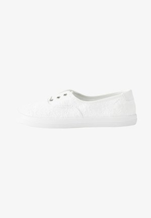 Weiße Schnürsneaker mit einem strukturierten Schnürmuster, runder Zehenpartie und Gummisohle. Verfügt über zwei Metallösen an der Seite für die Schnürsenkel.
