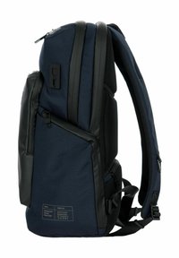 Zaino blu navy con rifiniture nere, realizzato in tessuto riciclato, dotato di maniglia superiore, spallacci regolabili e numerosi scomparti con zip.