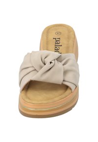 Plattform-Sandale mit einem geknoteten, weichen beige Stoffriemen, gepolsterter, brauner Innensohle und einer hellbraunen Gummisohle. Größe 37.
