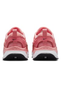 Vaaleanpunaiset verkko- ja synteettiset lenkkar shoes, joissa on musta Swoosh, pehmeä kaulus ja valkoiset välipohjat mustilla ulkopohja-yksityiskohdilla.