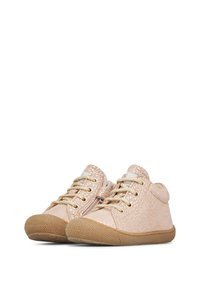 Scarpine per bambini di colore rosa pallido con lati testurizzati, suole in gomma beige, lacci e cerniere laterali su uno sfondo bianco.