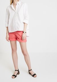 Esprit Shorts - coral