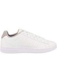 Scarpe sportive bianche realizzate in pelle sintetica con un accento grigio testurizzato sul tallone. Presentano lacci piatti e una cucitura laterale sottile per supporto.