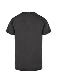 Sort bomulds t-shirt med korte ærmer, rund halsudskæring og en afslappet pasform. Har synlige sømme langs kanterne for ekstra detaljer.