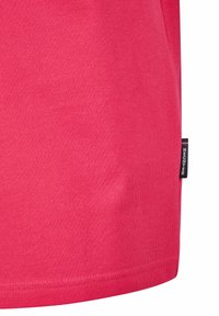 Korte mouwen, levendig roze shirt met een textuurstof. Inclusief een klein zwart label met witte tekst aan de zijkant.