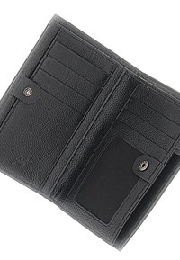 Portafoglio in pelle nera con più scomparti per carte, una finestra ID in rete e chiusura a pulsante. Finitura testurizzata con una fodera interna liscia.