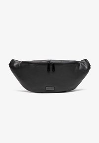 Marsupio in pelle nera con finitura testurizzata, forma ovale, apertura con zip e una piccola etichetta con marchio sul davanti.