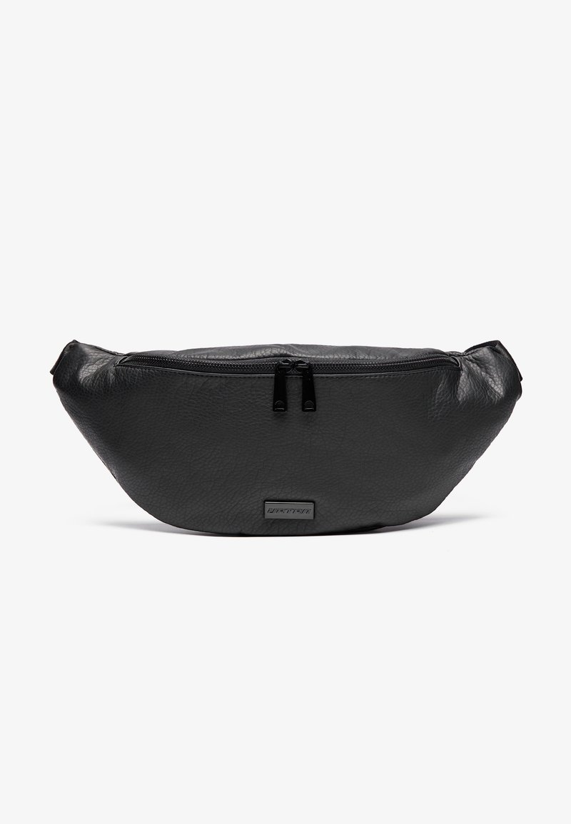 Marsupio in pelle nera con finitura testurizzata, forma ovale, apertura con zip e una piccola etichetta con marchio sul davanti.