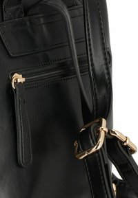 Borsa in pelle nera con finitura testurizzata, dotata di una tasca con zip e accessori in tono oro su una tracolla. Design compatto e funzionale.