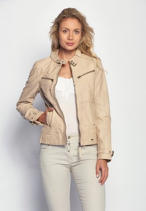 Beige leren jas met een slim fit ontwerp, een ritssluiting aan de voorkant en twee borstzakken. De stof heeft een gladde textuur, met knopenaccenten op de mouwen.