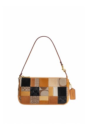 Sac à bandoulière rectangulaire patchwork avec une sangle en cuir cognac, comportant des carrés de cuir et de tissu dans des tons marron, noir et beige avec une étiquette Coach.