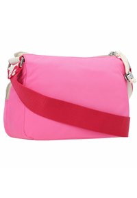 Borsa a tracolla in nylon rosa con una tracolla rossa, dotata di chiusura con zip e una forma piccola e rettangolare. Design semplice e texture liscia.