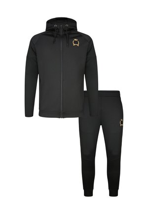 Czarna bluza z kapturem na zamek z troczkami oraz dopasowane spodnie dresowe, oba z małym złotym emblematem korony na lewej piersi i udzie.