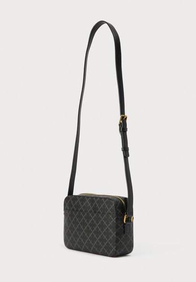 Μαύρη τσάντα χιαστί με υφή, με διαγώνιο διαμαντένιο μοτίβο, χρυσά μεταλλικά στοιχεία και ρυθμιζόμενο λουρί.