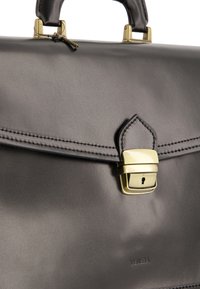 Graue Lederaktentasche mit strukturiertem Design, ausgestattet mit einem Messingschloss und -beschlägen, genähten Details und einem oberen Griff.
