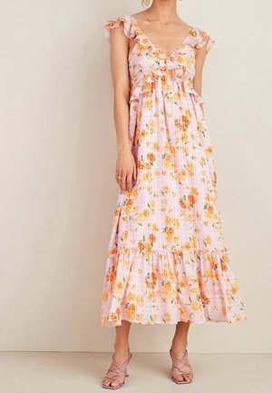Robe longue rose à fleurs avec des motifs orange et vert, manches volantes, décolleté en V, corsage ajusté et jupe à volants.