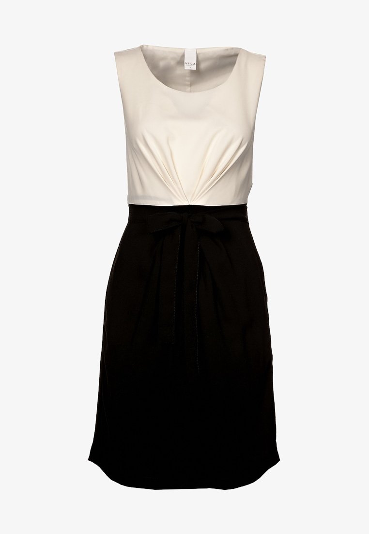 Robe sans manches noire et crème avec un corsage plissé, une ceinture à nouer à la taille et un tissu lisse, présentant un design en blocs de couleurs.