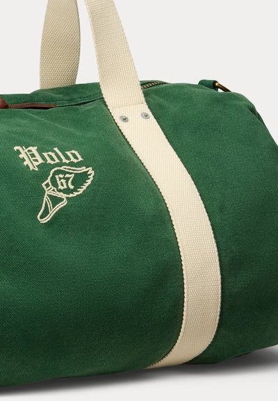Πράσινη τσάντα duffel από καμβά με εκρού χερούλια, κεντημένο λογότυπο "Polo 67" και ορειχάλκινα φερμουάρ.
