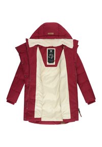 Czerwona ocieplana kurtka z kapturem, wyposażona w miękką białą podszewkę, zamek błyskawiczny oraz zatrzaski. Wewnętrzna metka widoczna na środku.