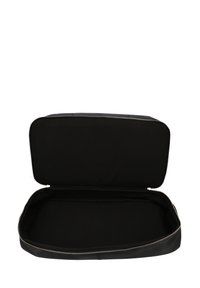 Černá kožená taška se zipovým uzávěrem, vybavená prostorným interiérem vyloženým černou látkou, obdélníkovým tvarem a hladkým povrchem.