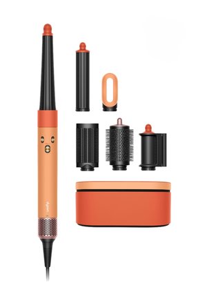 Haarstylinggerät mit sechs schwarzen und orangefarbenen austauschbaren Aufsätzen und einer orangen Aufbewahrungsbox vor weißem Hintergrund.