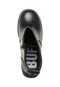 Bota de cuero negro hasta el tobillo con textura de grabado de cocodrilo, cremallera lateral, cuello acolchado y plantilla impresay etiquetada "BUFF."