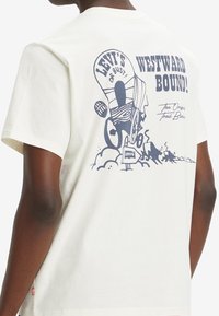 Levi's® RELAXED FIT GRAPHIC TEE - Camiseta básica - archival western wagon egret