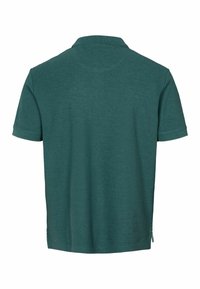 Zelená polokošeľa s krátkym rukávom a golierom. Materiál pôsobí mäkko a textúrne, s rovný strihom a bočnými rozparky na dolnom okraji.