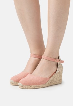 Rosa stof espadrille kilesko med en vævet jute mellemsål, justerbar ankelrem og tekstureret bagpanel detalje.