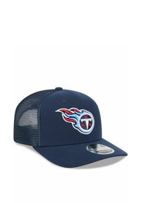 Marineblaue Baseballmütze mit Netzrücken und einem flammenden "T"-Logo in Rot, Weiß und Blau auf der Vorderseite.