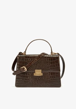 Brązowa torebka ze skóry tłoczonej w wzór krokodyla o strukturalnym designie, z złotymi akcentami, podwójnym uchwytem u góry i regulowanym paskiem na ramię.