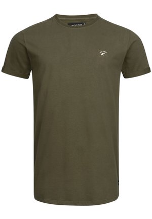 Olivengroene katoen t-shirt met opgerolde korte mouwen, ronde hals en klein wit logo nabij de bovenste linkerzijde. Gladde textuur, klassieke pasvorm.