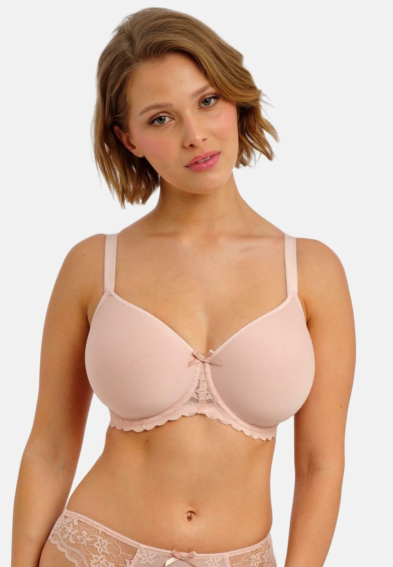 Gewatteerde beha in zachtroze stof met kantdetails, verstelbare bandjes en een klein strikje in het midden. Gladde afwerking en geschulpte randen.