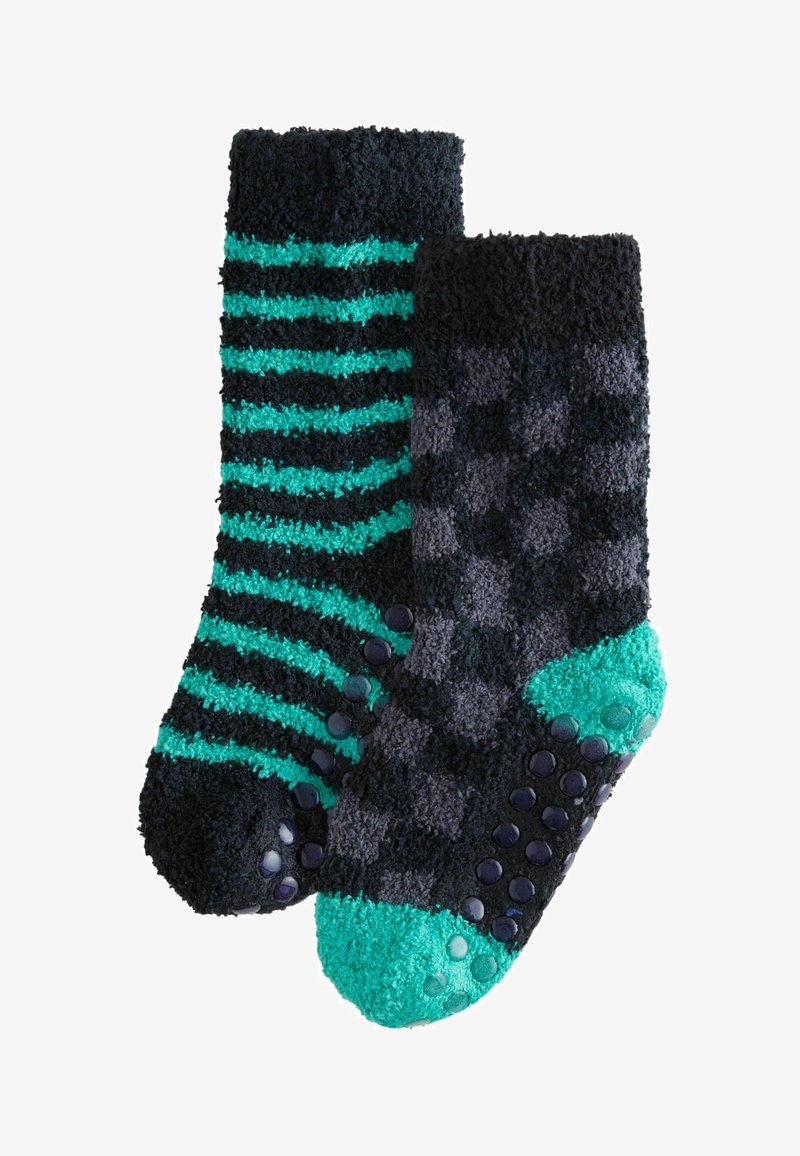 Chaussettes en fausse fourrure présentant l'une avec des rayures teal et noir et l'autre en design à carreaux noir et gris, toutes deux dotées de points de grip en caoutchouc texturés.