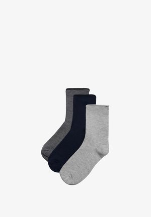 Tres pares de calcetines en gris, azul marino y gris oscuro. La mezcla de algodón tiene una textura suave y una altura hasta la mitad de la pantorrilla con puños elásticos.