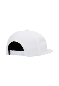 Weißer Snapback-Hut aus Stoff mit flachem Schirm, verstellbarem Plastikverschluss und einem schwarzen Logo-Patch an der Seite.