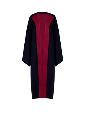 Vêtement long et ample de couleur bleu marine foncé avec un large panneau bourgogne au centre et un col bourgogne. Texture douce et design minimaliste.