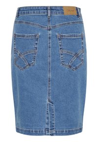 Modra jeans krilo z zadnjimi žepi, ravna silhueta, vidno šivanje in razporek na robu. Oznaka na pasu nosi napis "CREAM."