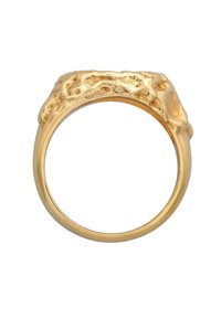 Guldring med en organisk, strukturerad yta, med en jämn insida och ojämn, stenig detaljering på utsidan.