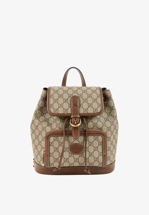 Beżowo-brązowy plecak Gucci z charakterystycznym wzorem GG, skórzanymi wykończeniami, przednią klapą na klamrę, zamknięciem ze ściągaczem i kieszenią na suwak.
