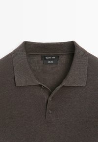 Tmavě hněrá pletená polokošile s límečkem a dvěma knoflíky, označená jako 100% len od Massimo Dutti.
