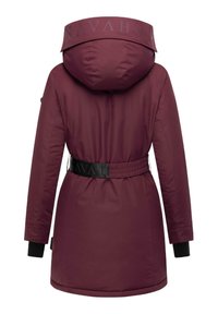 Bordeaux parka met een capuchon, elastische tailleband, zwart logo riem en zwarte manchetten. Gladde, waterafstotende stof.