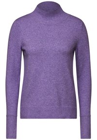 Lila gestrickter Pullover mit hohem Rippkragen und langen Ärmeln. Hat eine glatte Textur sowie enge Rippbündchen und -saum.
