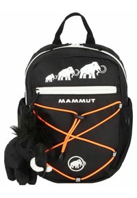Zaino nero con grafiche di elefante bianche, cordini bungee arancioni e un piccolo elefante di peluche nero attaccato. Presenta una tasca anteriore con zip.