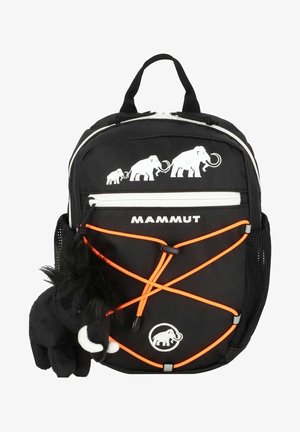 Zwarte rugzak met witte olifantgraphics, oranje bungee koorden en een kleine zwarte pluche olifant eraan bevestigd. Voorzien van een ritszak aan de voorkant.